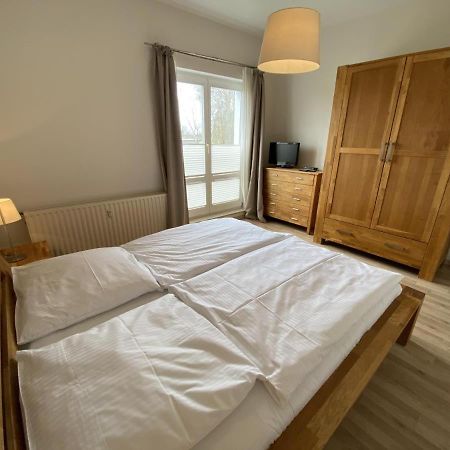 Bootshaus/ Holzdeck Appartement Rostock Buitenkant foto